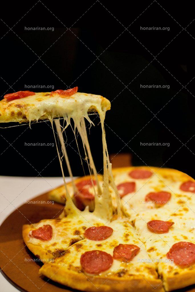 عکس با کیفیت پیتزا پر پنیر پپرونی