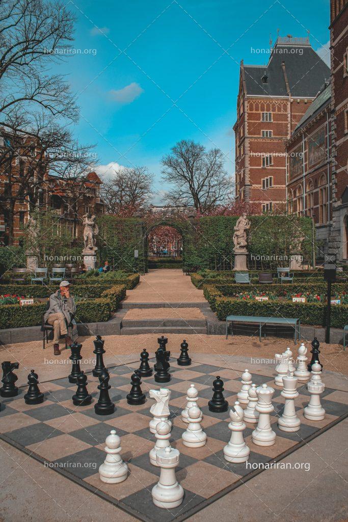 عکس با کیفیت المان به شکل شطرنج در وسط پارک