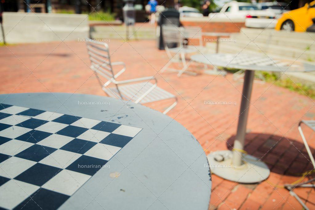 عکس با کیفیت میز شطرنج در پارک