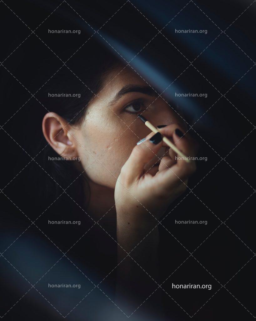 عکس با کیفیت زن در حال کشیدن مداد در چشم