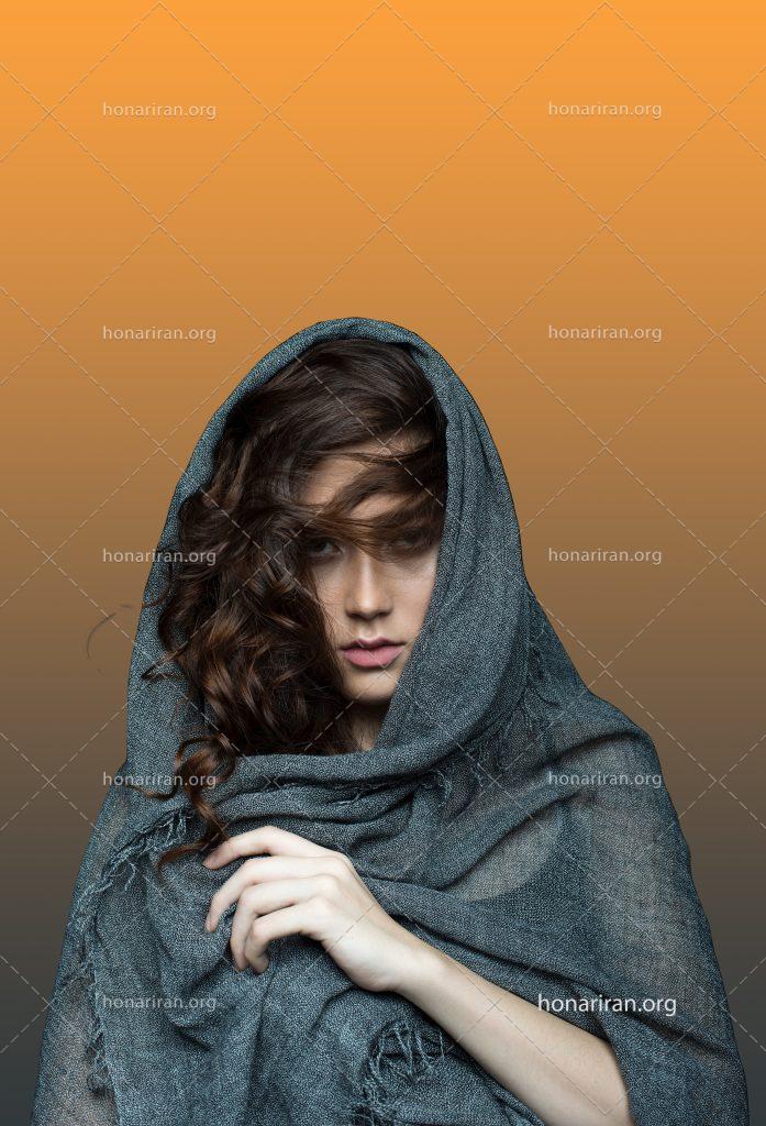 عکس با کیفیت زن با موهای خرمایی حالت دار به همراه روسری بزرگ