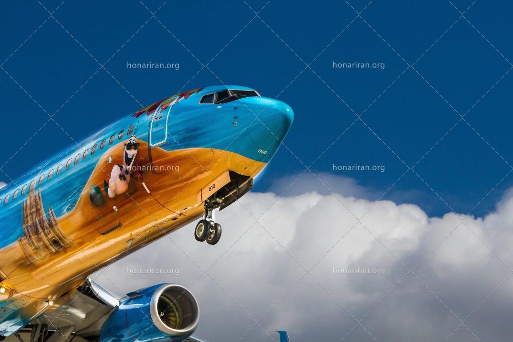 عکس با کیفیت هواپیما آبی در آسمان