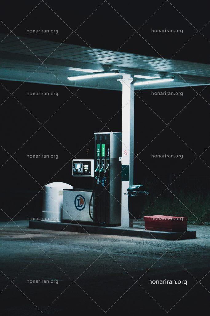 عکس با کیفیت جایگاه پمپ بنزین در شب