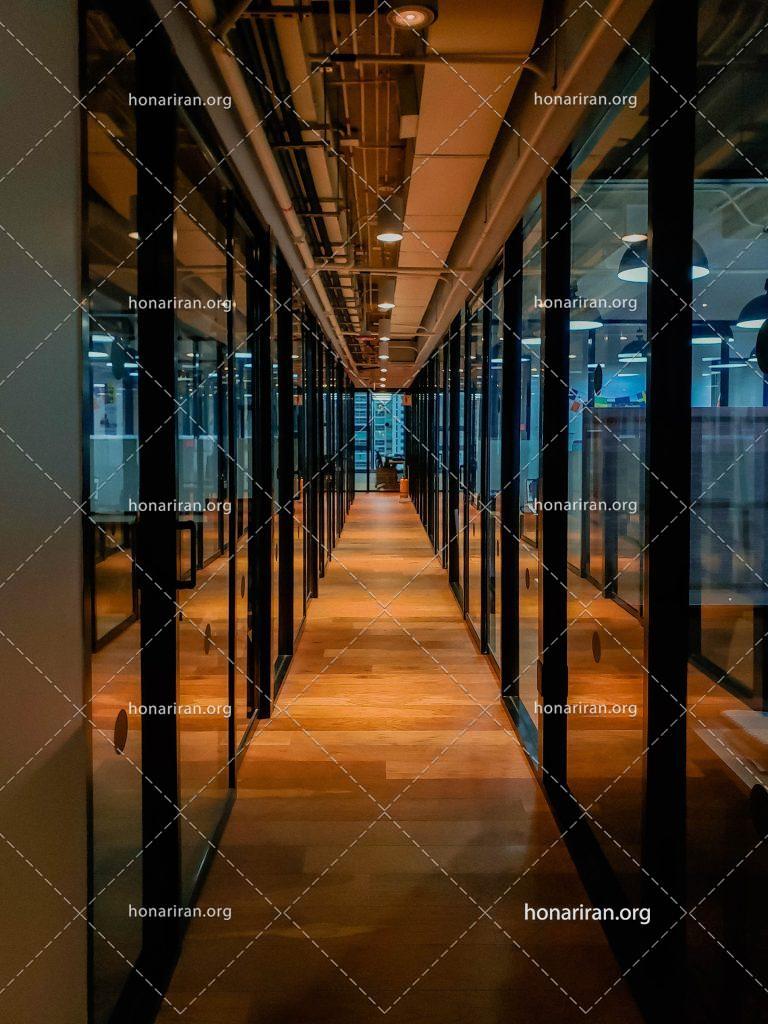 عکس با کیفیت راه رو باریک و دیوار های شیشه ای