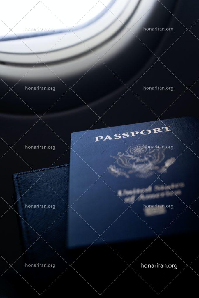 عکس با کیفیت پاسپورت در کنار پنجره هواپیما