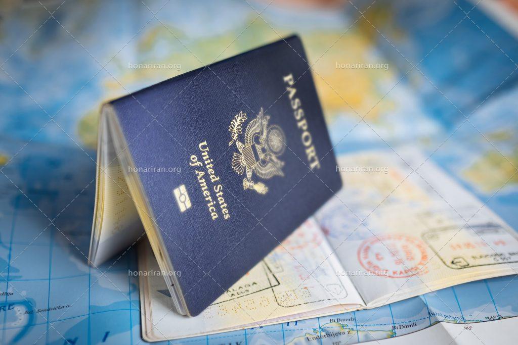 عکس با کیفیت دو پاسپورت باز بر روی نقشه جهان