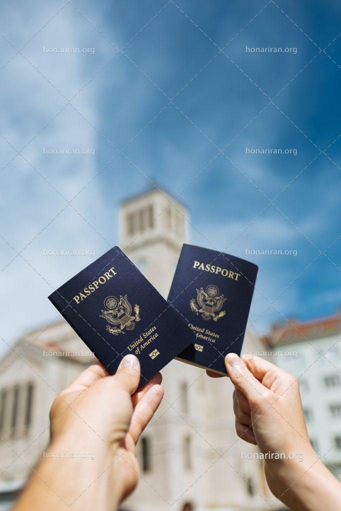 عکس با کیفیت دو پاسپورت در دست زن و مرد