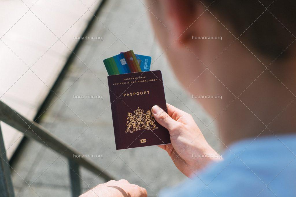 عکس با کیفیت پاسپورت در دست مرد