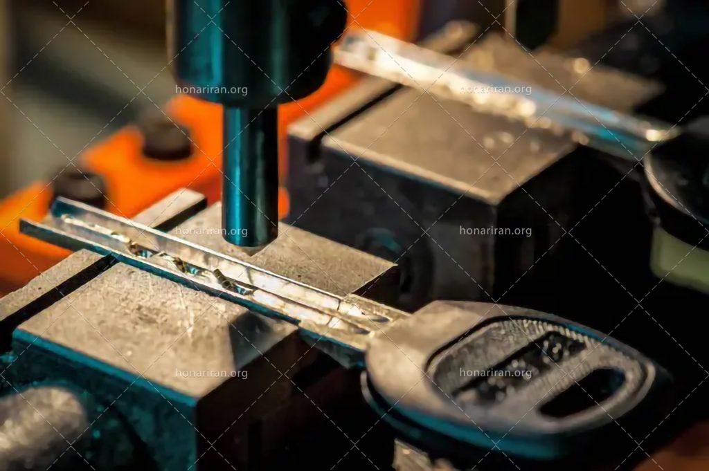 عکس با کیفیت کلید بر روی دستگاه کلید تراش