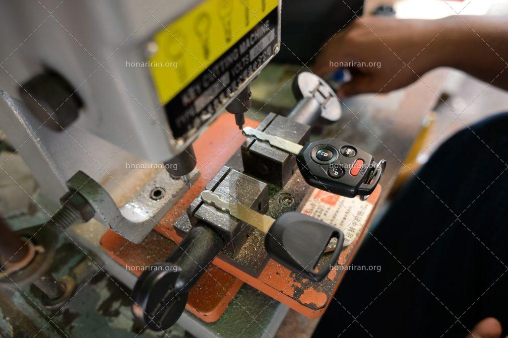 عکس با کیفیت سوئیچ ماشین بر روی دستگاه کلید تراش