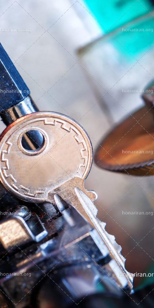 عکس با کیفیت کلید داخل دستگاه برش