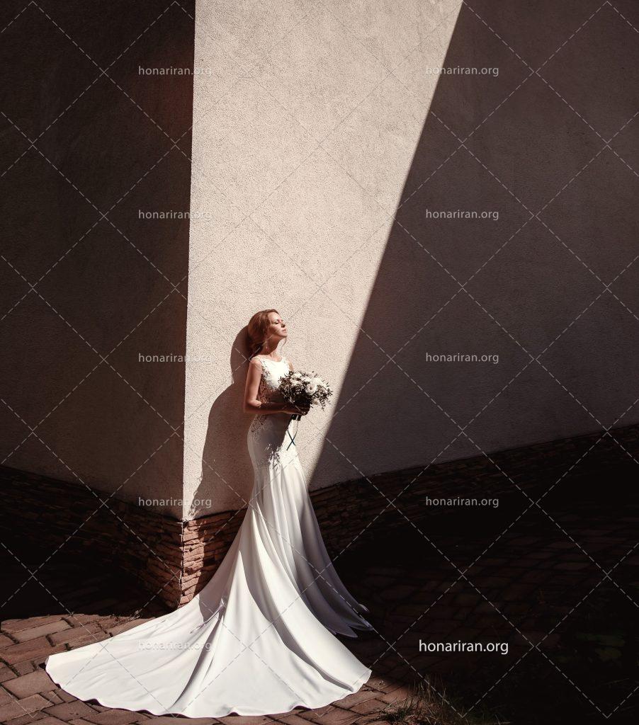 عکس با کیفیت عروس با لباس زیبا و دسته گل در دست