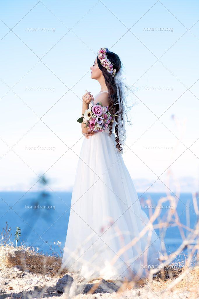 عکس با کیفیت عروس به همراه تاج گل و دسته گل زیبا در دست عروس