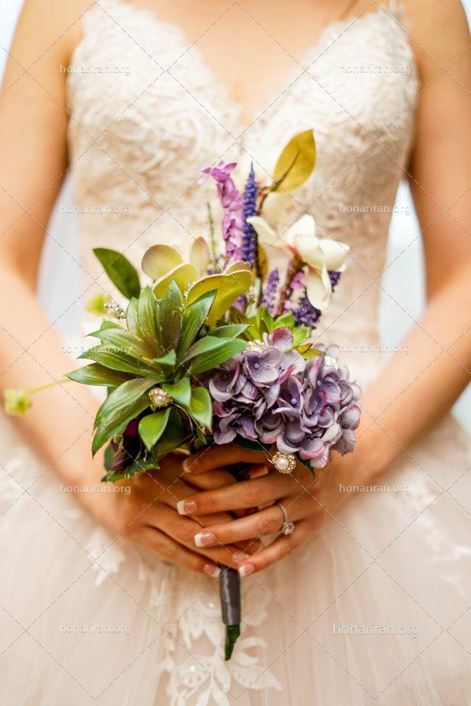 عکس با کیفیت دسته گل خاص در دسته عروس