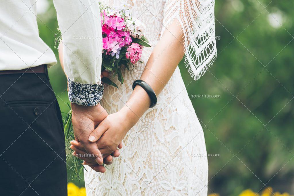 عکس با کیفیت عروس و داماد در دست یکدیگر