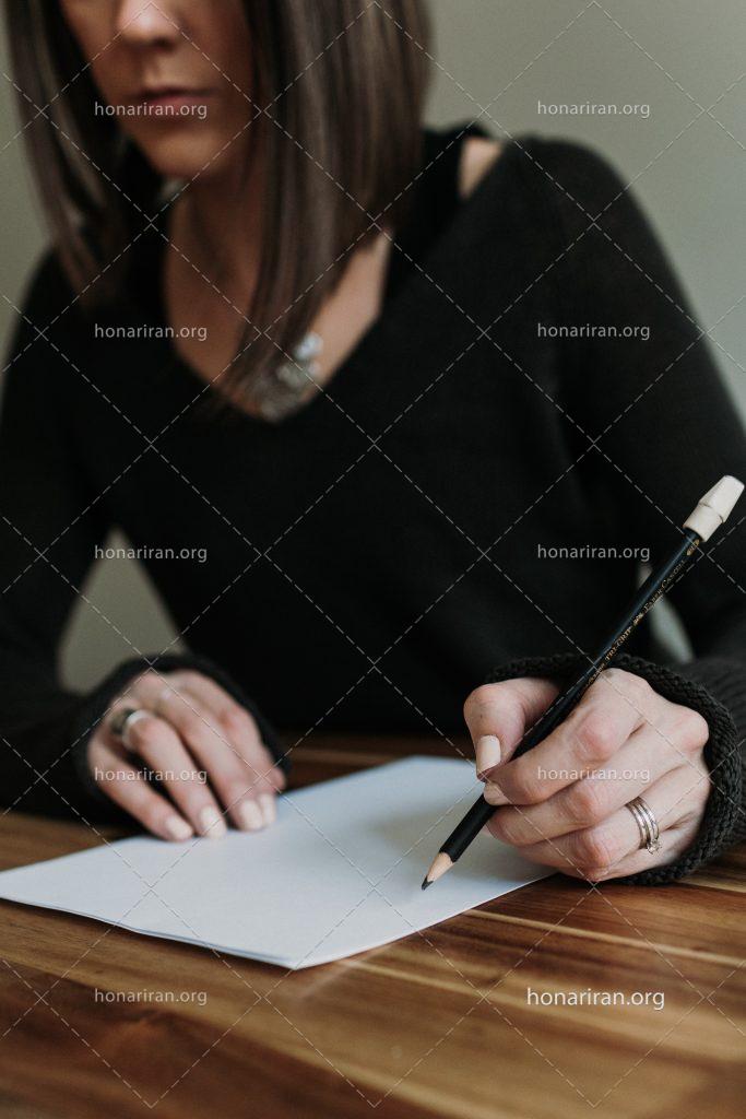 عکس با کیفیت مداد طراحی در دست زن