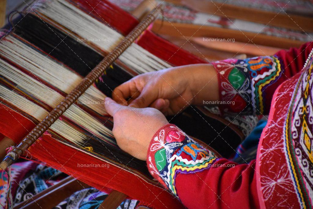 عکس با کیفیت پیرزن با لباس سنتی در حال گلیم بافی