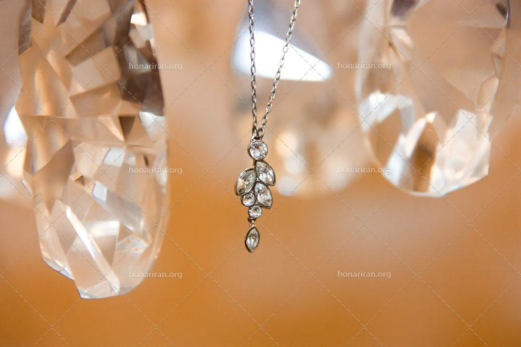 عکس با کیفیت گردنبند زیبا به شکل برگ
