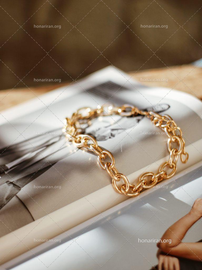 عکس با کیفیت دستبند طلا بر روی کاتالوگ