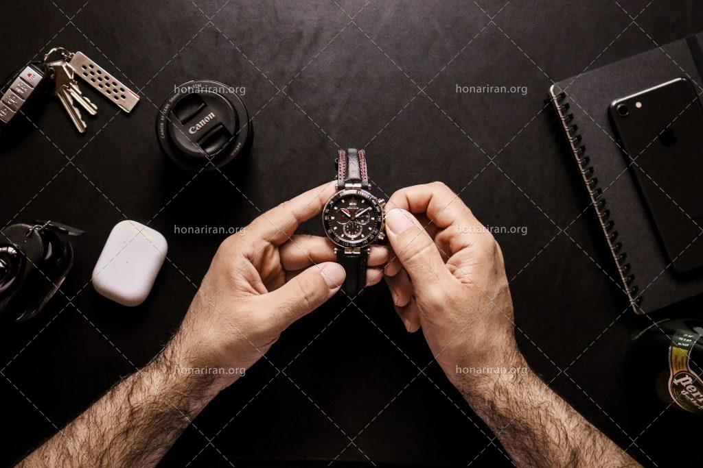 عکس با کیفیت ساعت هوشمند و لوکس در دست مرد