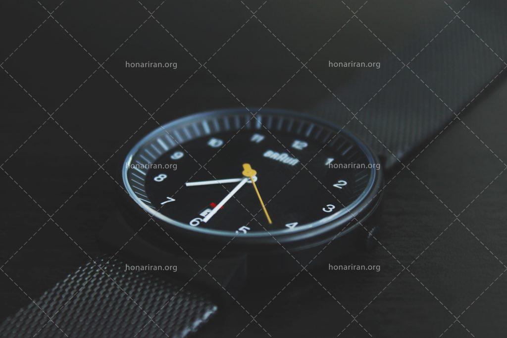 عکس با کیفیت ساعت با بند مشکی و صفحه مشکی