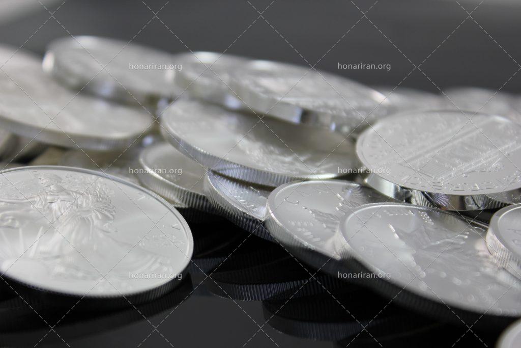 عکس با کیفیت سکه های نقره ای بر روی یکدیگر
