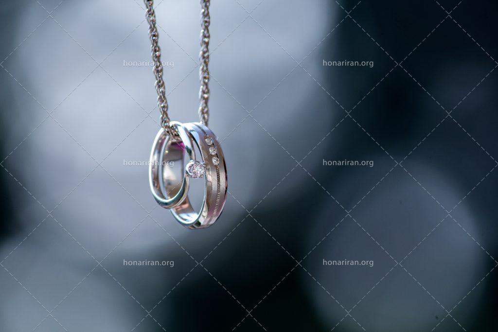 عکس با کیفیت دو حلقه ست داخل زنجیر