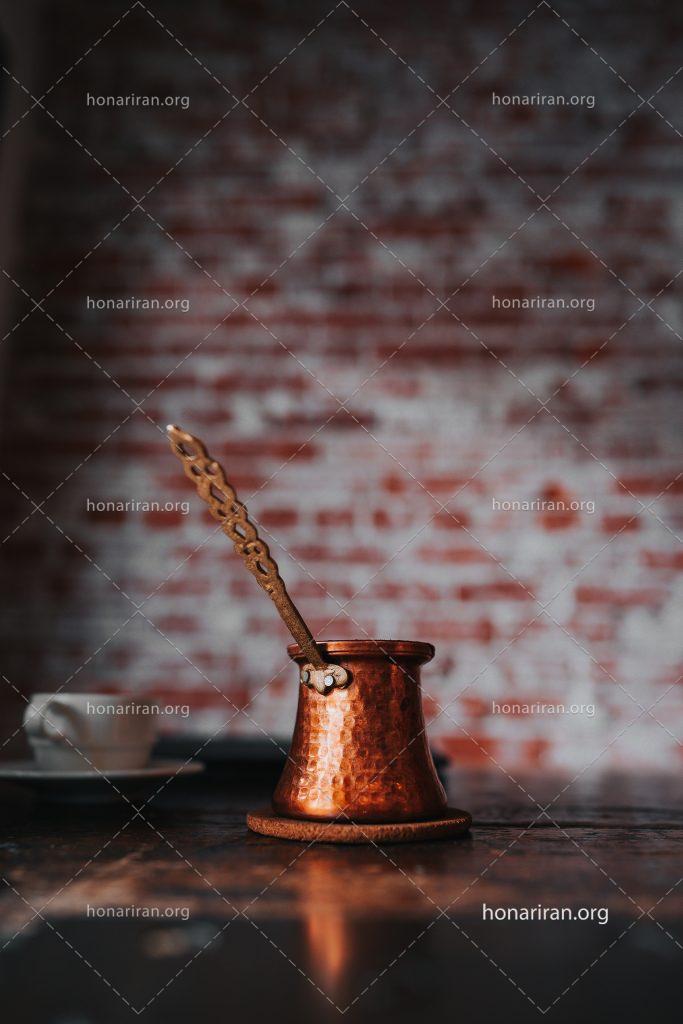 عکس با کیفیت ظرف قهوه جوش مسی در کنار فنجان