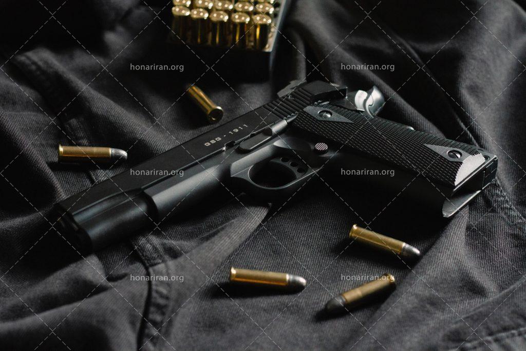 عکس با کیفیت اسلحه کمری با تعدادی فشنگ برای باشگاه تیراندازی