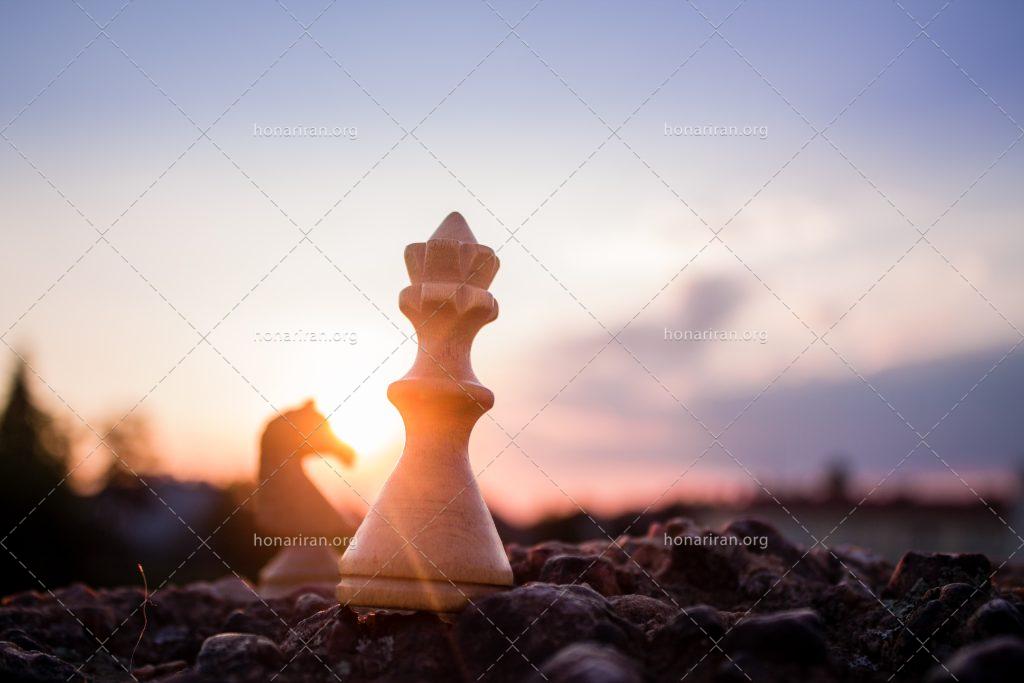عکس با کیفیت مهره های شطرنج بر روی سنگ ریزه