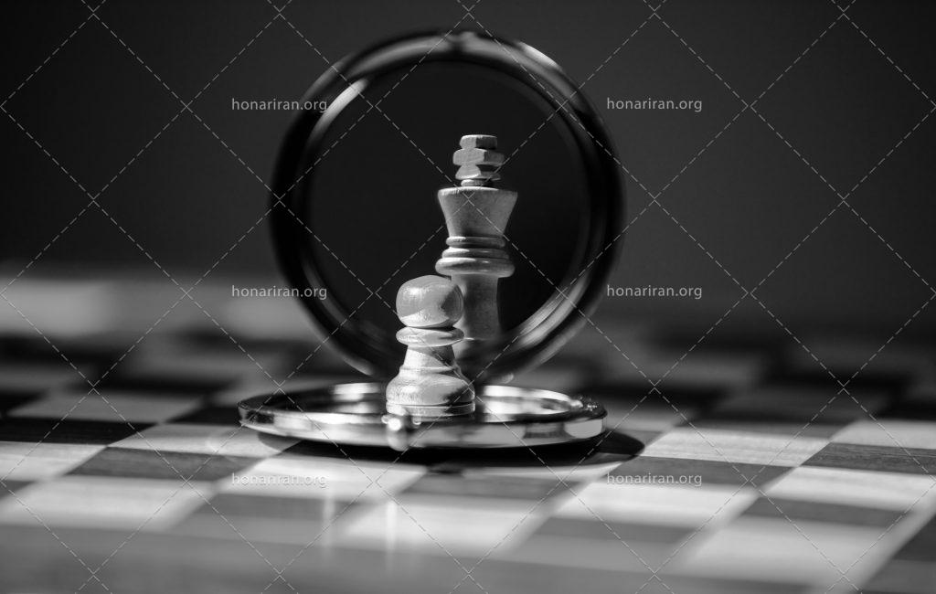 عکس با کیفیت تصور یک مهره سرباز تبدیل به مهره شاه در آینه