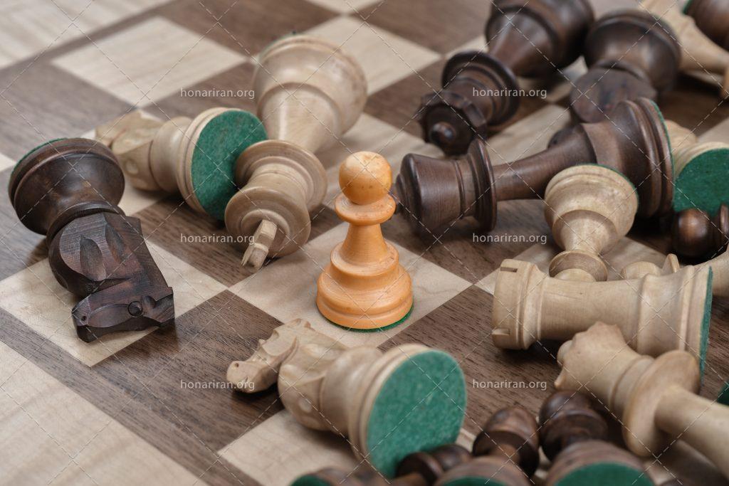 عکس با کیفیت مهره های شطرنج پخش شده بر روی صفحه
