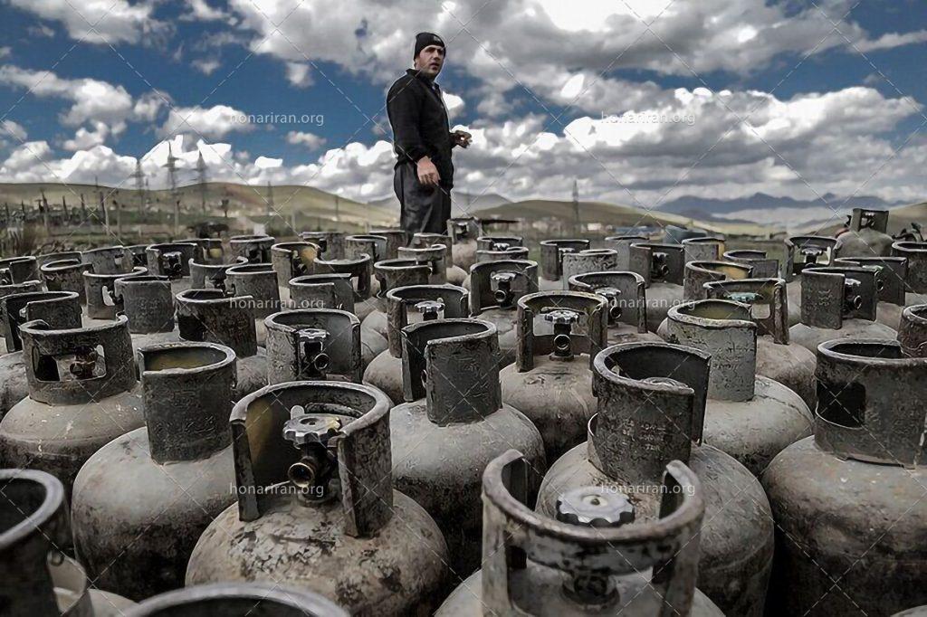 عکس با کیفیت مرد ایستاده درکنار کپسول های گاز