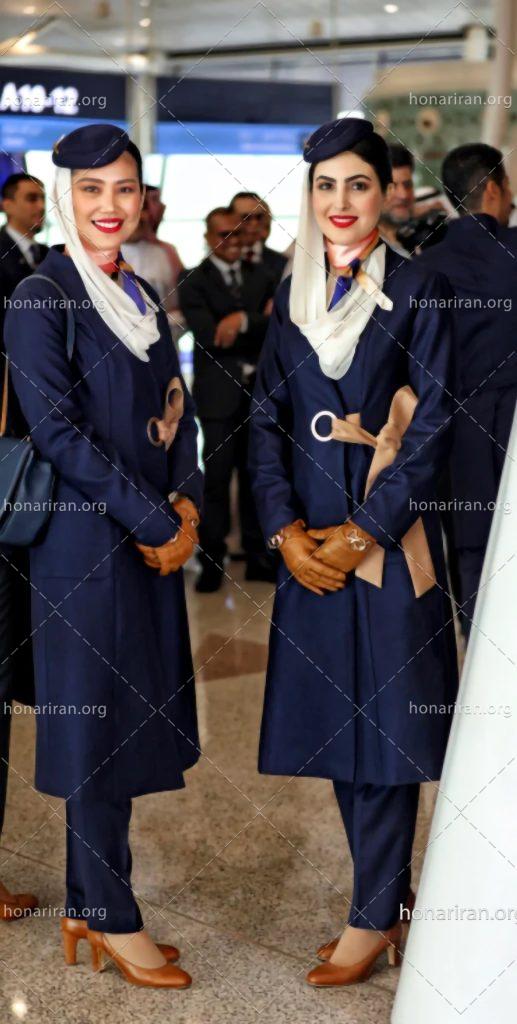 عکس با کیفیت دو مهماندار با لباس پوشیده