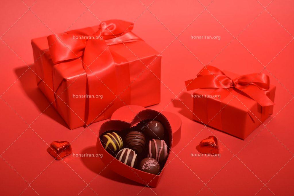 عکس با کیفیت شکلات های کاکائویی داخل جعبه به شکل قلب