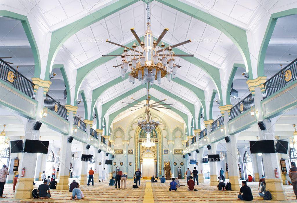 عکس با کیفیت مسجد دو طبقه به همراه پنکه بزرگ سقفی