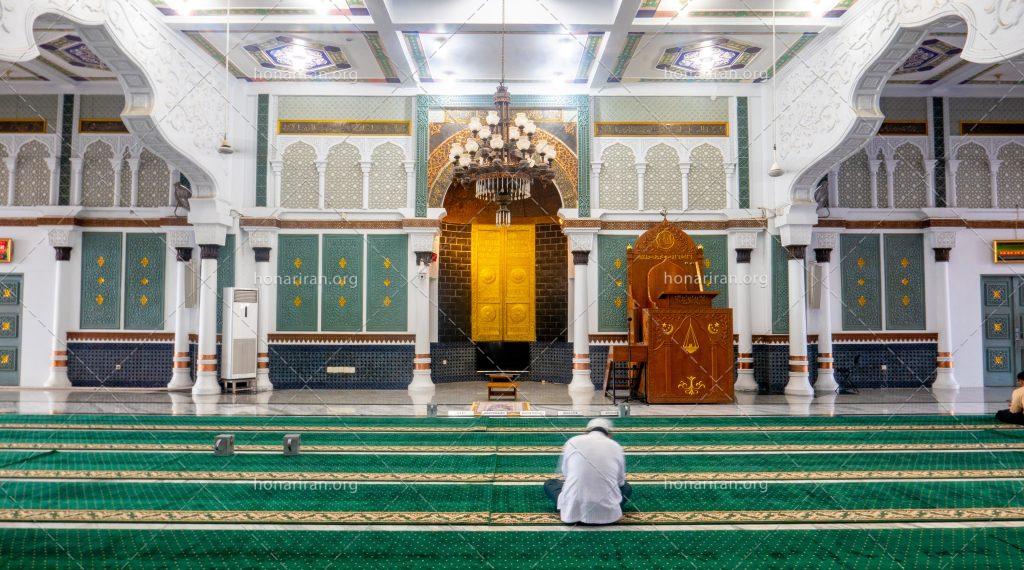 عکس با کیفیت مرد نشسته در مسجد