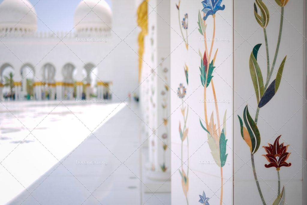عکس با کیفیت نقاشی گل ها بر روی دیوار های مسجد