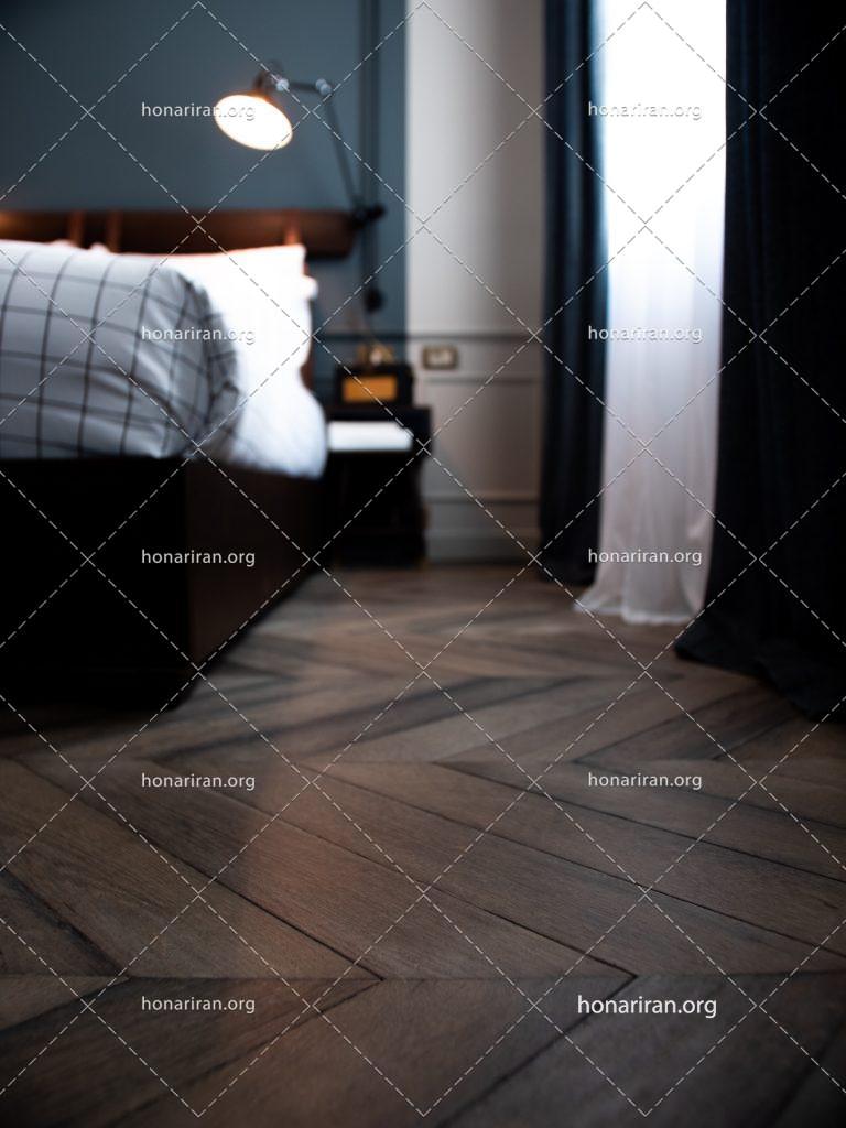 عکس با کیفیت اتاق خواب با پارکت چوبی