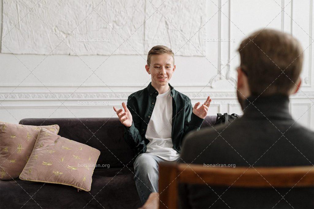 عکس با کیفیت پسر بچه در حال توضیح دادن مسائل به مشاور