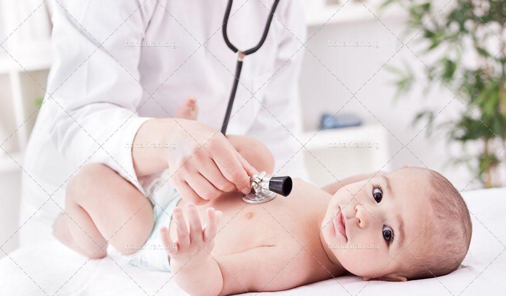 عکس با کیفیت پزشک در کنار نوزاد زیبا