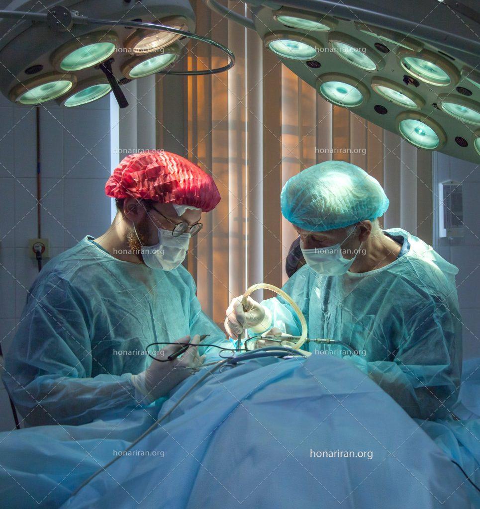 عکس با کیفیت دو پزشک در حال جراحی فک