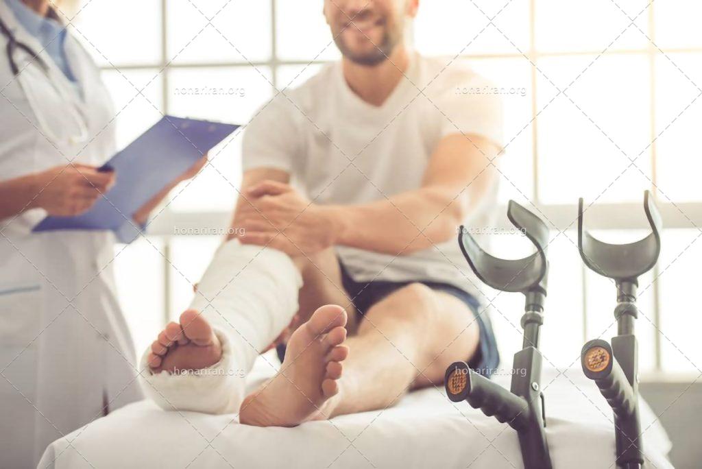 عکس با کیفیت دو عصا در کنار تخت