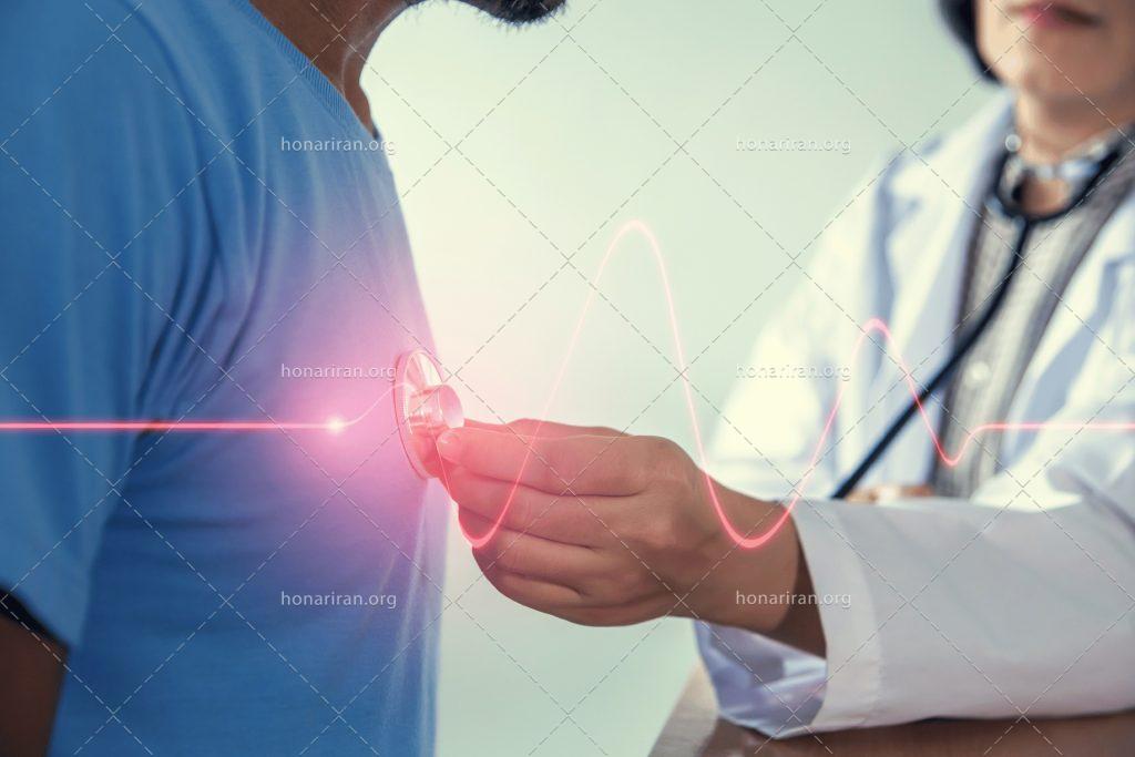 عکس با کیفیت پزشک در حال گوش دادن به ضربان قلب مرد