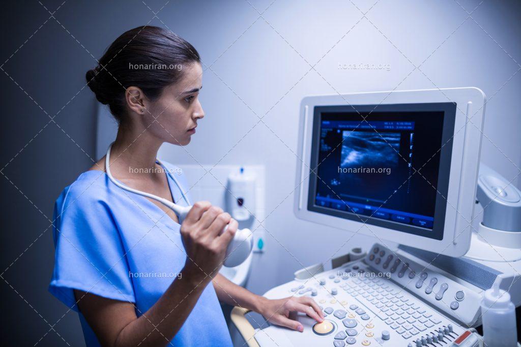 عکس با کیفیت دستگاه سونوگرافی در دست پزشک زن