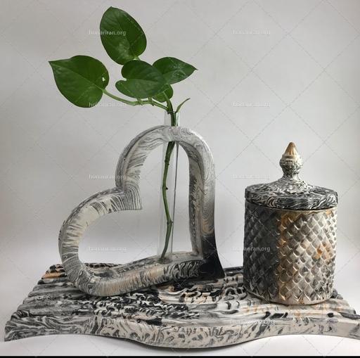اکسسوری سنگ مصنوعی گلجای قلبی طرح ماربل رگه طلایی با استند موج و بانکه درب دار