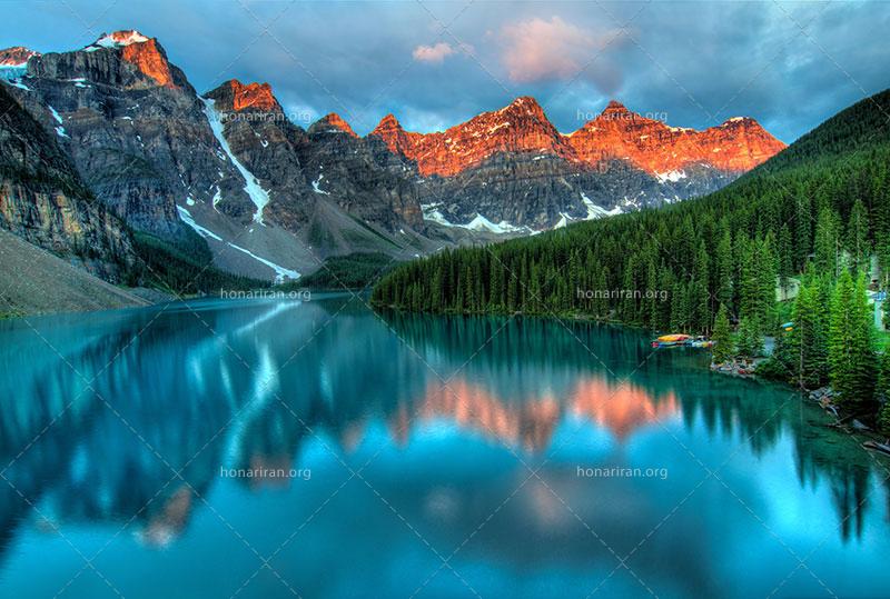 دانلود عکس و تصویر با کیفیت بالا و زیبای دریاچه ای در میان جنگل و کوهستان