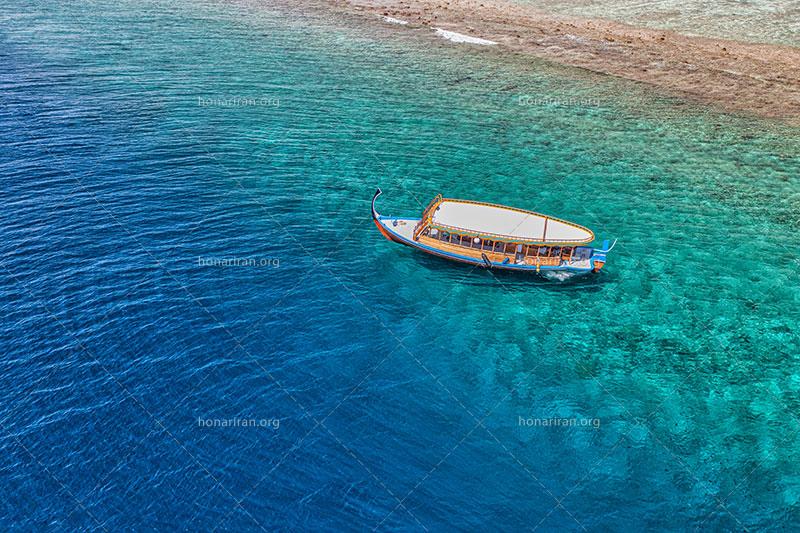 دانلود عکس و تصویر با کیفیت بالا و زیبای قایقی در میان دریا