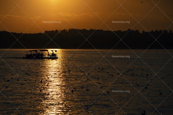قطعه عکس قایق و غروب