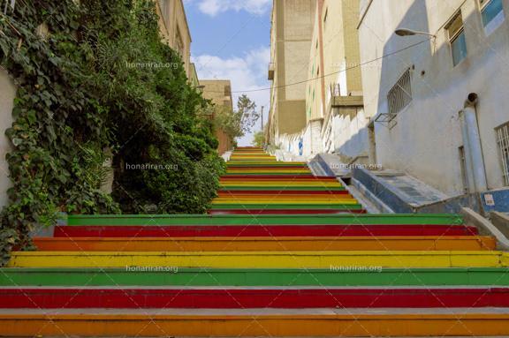 قطعه عکس پله های رنگی رنگی داخل کوچه